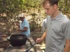 Mi amigo Filipe asando los tomates