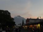 Foto del Parque Central y el volcán de Agua desde Antigua, Guatemala