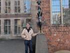 Ich stehe mit der statue von den Bremerstadtmusikanten.